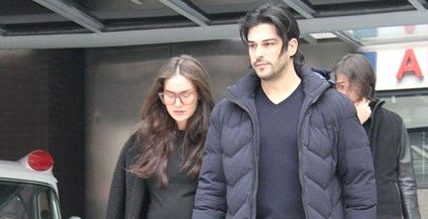 Burak Özçivit ve Fahriye Evcen'in Oğullarının İlk Fotoğrafı Ortaya Çıktı
