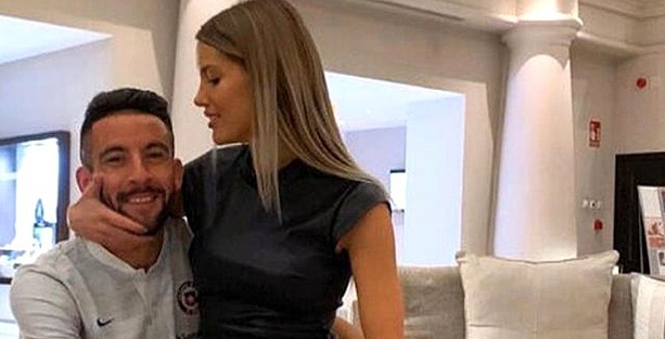 Fenerbahçeli Isla ile model eşi Caldirola'nın çıplak pozu gündem oldu