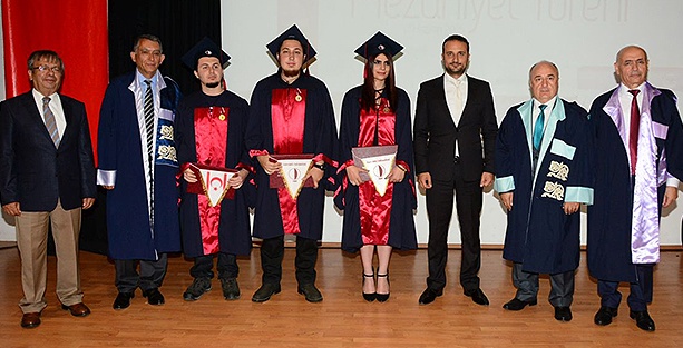 Güzel Sanatçılar ve Tasarımcılar Diplomalarını Törenle Aldı