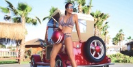 Deniz Akkaya, Bikinili Fotoğrafıyla Yıllara Meydan Okudu