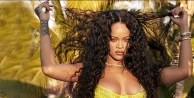 Rihanna, kendi markasının yeni koleksiyonu için iç çamaşırlarıyla cesur pozlar verdi