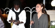 Ziynet Sali, Galatasaray'ın Eski Oyuncusu Gomis'e Şarkı Söyleyip Konserine Davet Etti